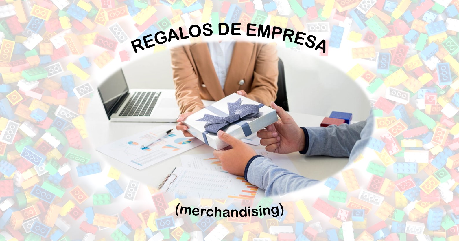 Regalos de empresa "Merchandising" Personas intercambiando productos de regalo en un entorno de oficina colorido.
